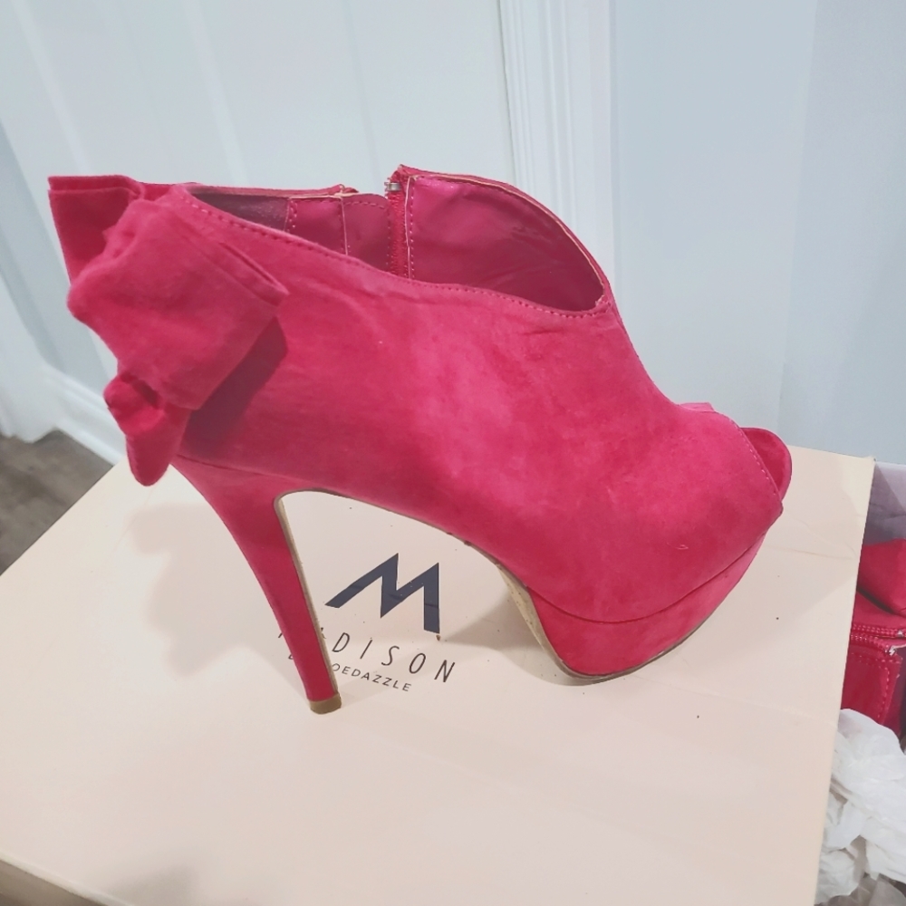 RARE GORGEOUS HOT PINK OPEN TOE BOOTIES!